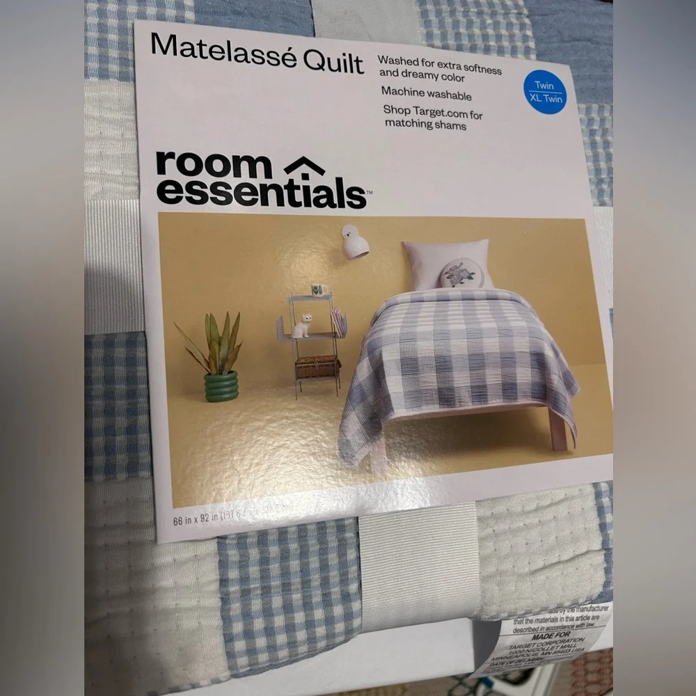 Room Essentials Twin/Twin XL Matelassé Quilt lightweight blue plaid pattern new